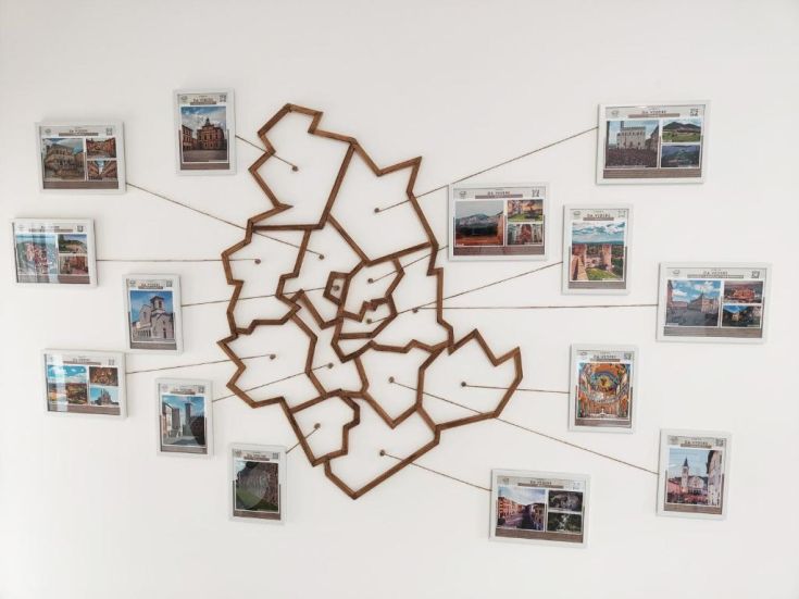 Appeso al muro, un collage di fotografie e una mappa stilizzata decorano l'ambiente rendendolo accogliente.