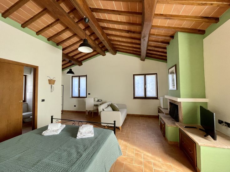 Espace accueillant avec des détails en bois et un sol en pierre, idéal pour des moments de détente.