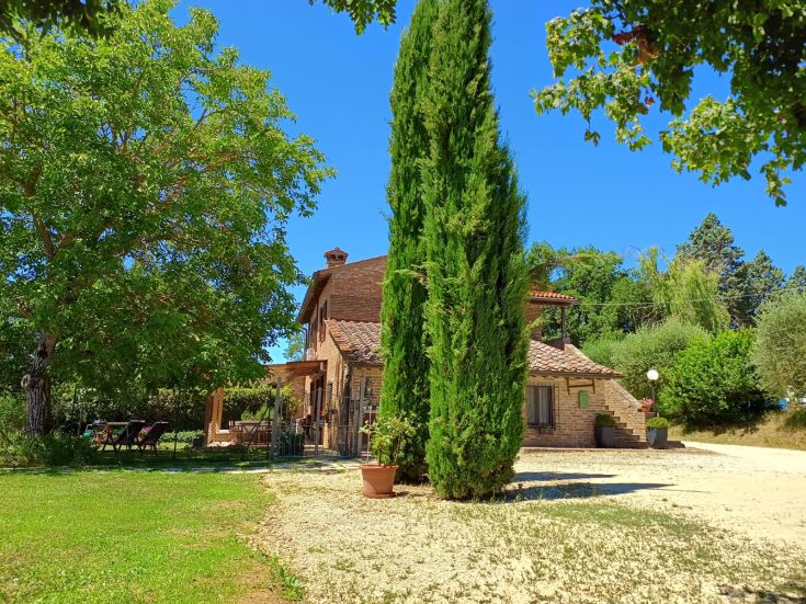 Un bâtiment rénové avec un jardin, idéal pour un séjour paisible en Ombrie.