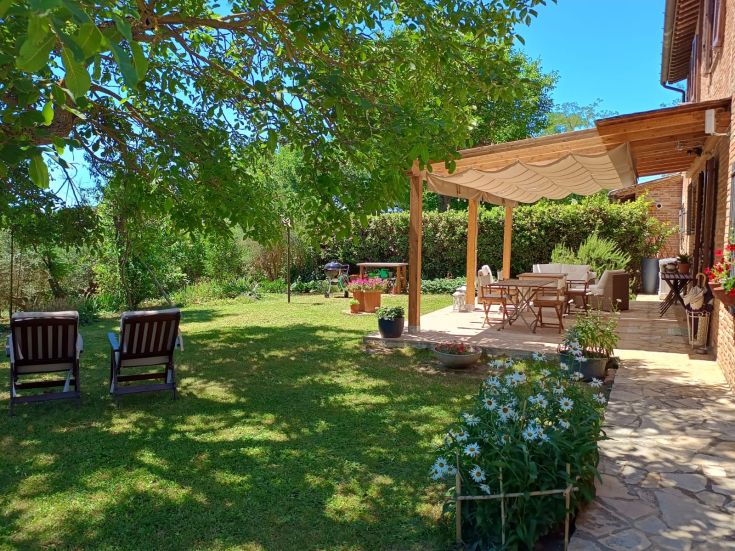 Un bâtiment en briques entouré d'espaces verts, idéal pour des moments de détente dans la nature.