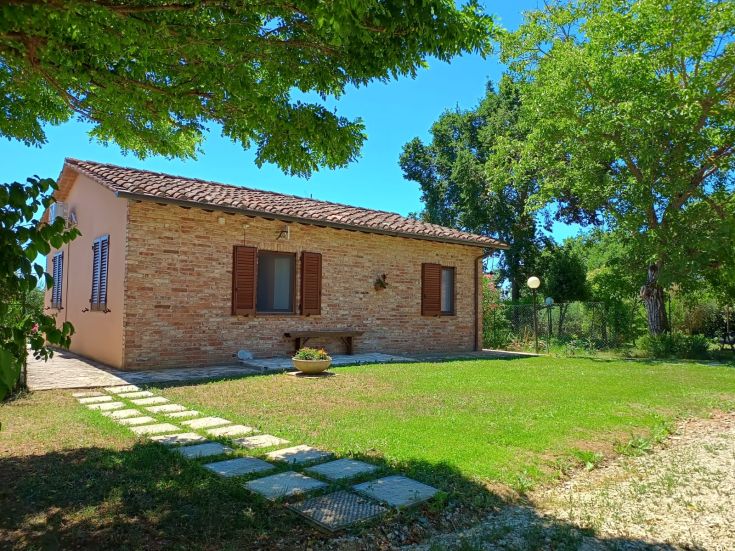 Un bâtiment rénové entouré de verdure, idéal pour une pause relaxante en Ombrie.