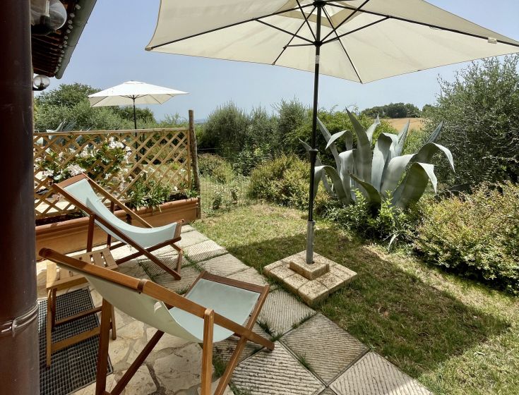Un endroit serein entouré de nature, idéal pour se détendre pendant les mois d'été.