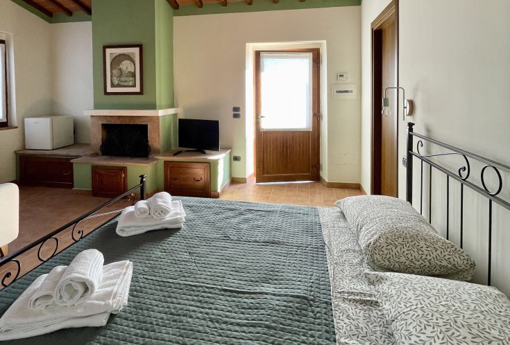 Chambre confortable avec un lit double, idéale pour une pause au cœur de la nature.