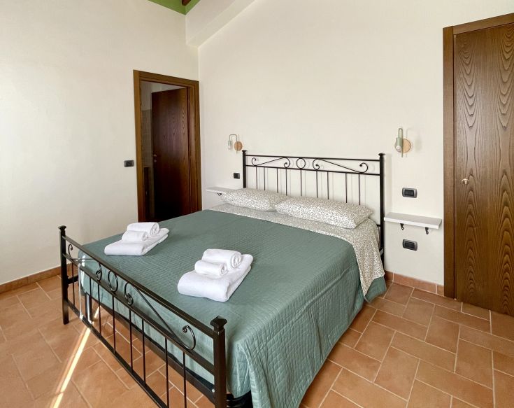 Une chambre confortable à l'intérieur d'un palais en briques du 17ème siècle, idéale pour se détendre.