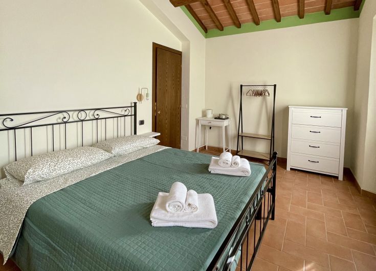 Chambre bien organisée avec des lits bien faits et une décoration essentielle. Un endroit calme pour se reposer.