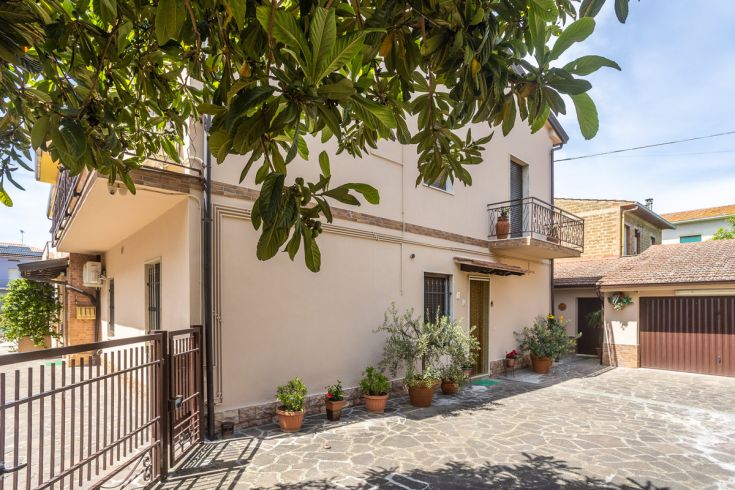 Affittacamere situato a Bastia Umbra, vicino ad Assisi, con stanze confortevoli e ambiente sereno.