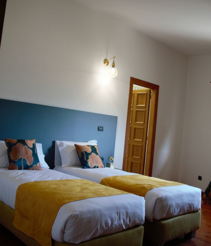 Spazio confortevole con due letti singoli, arredato con tonalità calde e un’atmosfera tranquilla.