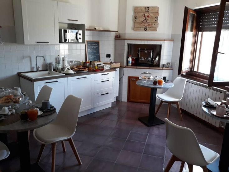 Cucina condivisa del B&B con area per la colazione e spazi confortevoli.