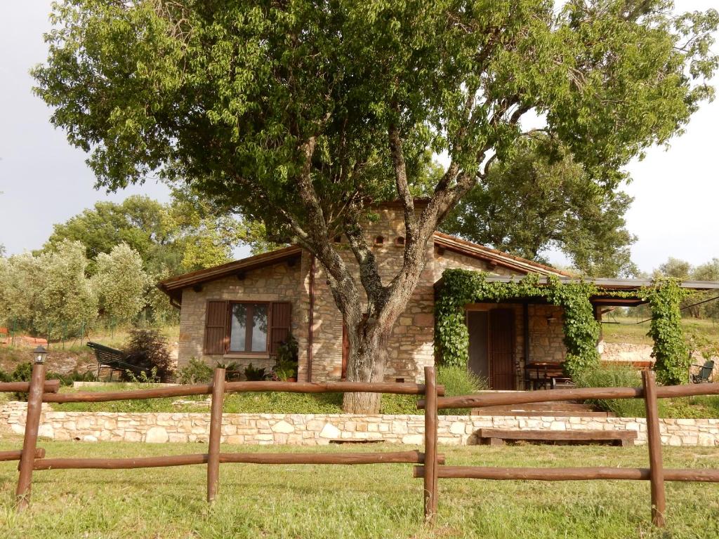 Casa vacanze con terrazza, giardino e panorama sulle montagne. Perfetta per una pausa tranquilla.