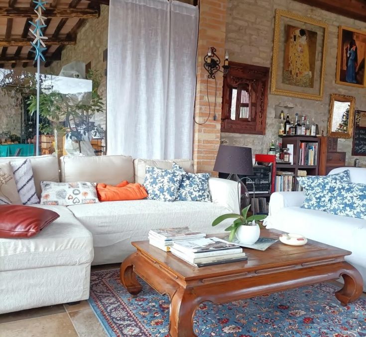 Simple living room with comfortable sofas and common decorative elements.