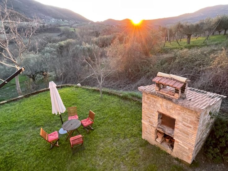 Un tranquillo spazio all'aperto che si affaccia sulla valle, ideale per ammirare il tramonto.