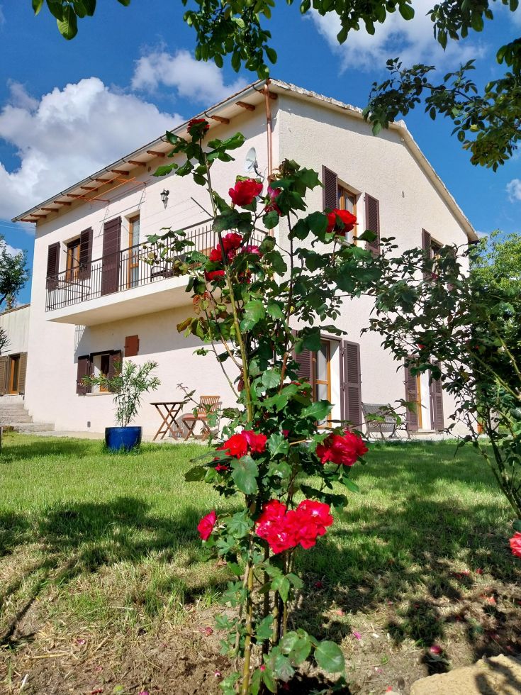 Ampia casa con giardino e terrazza, affacciata sul Monte Subasio. Ambiente tranquillo per una piacevole sosta.