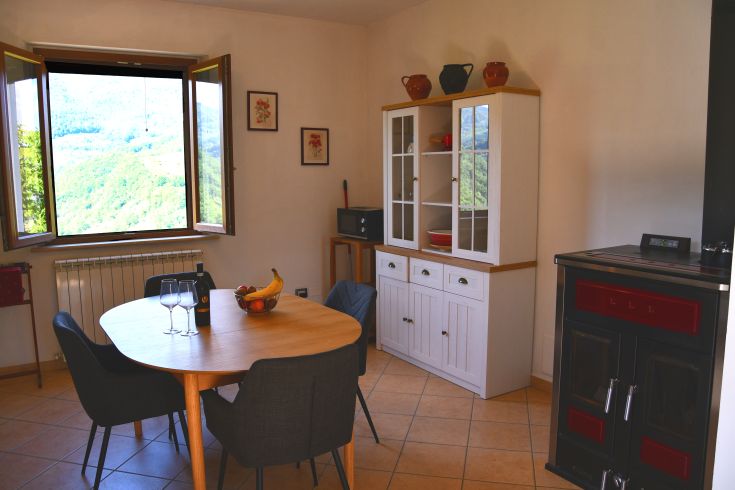 Un angolo accogliente con panorama sulla valle e arredamento semplice e funzionale.