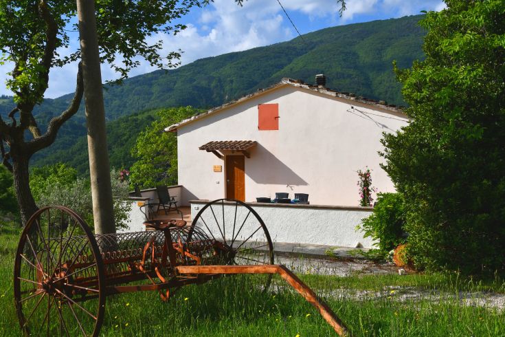 Casa vacanze situata in un ambiente naturale, con panorama sul Monte Subasio e un giardino spazioso.