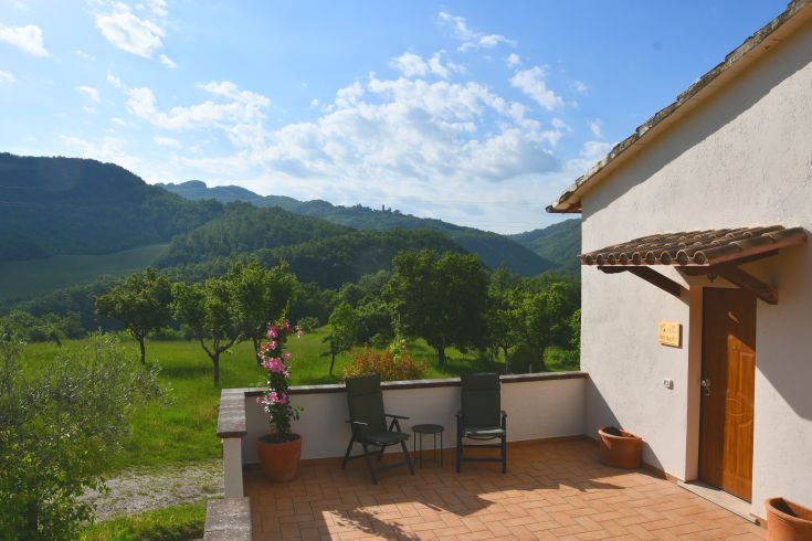 Rilassati nella casa vacanze immersa nel verde, con panorama sul Monte Subasio.