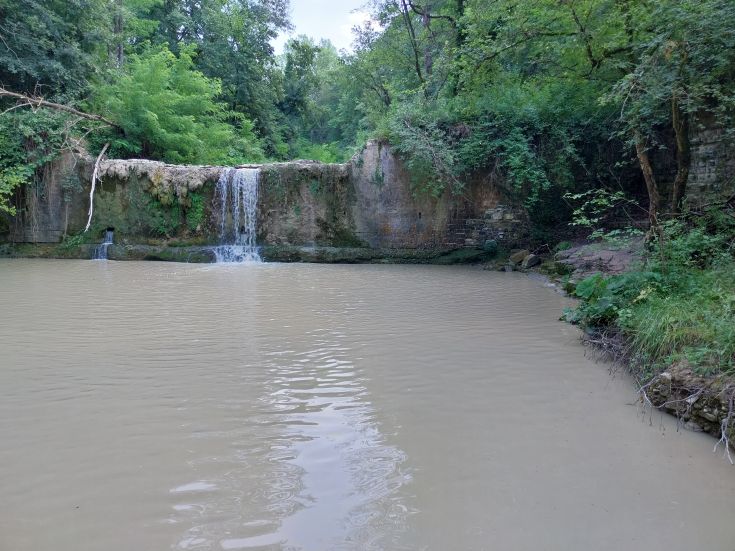 Ci sono piccoli laguetti nella vicinanze (30 e 45 minuti a piedi o velocemente con macchina) dove si puo nuotare.