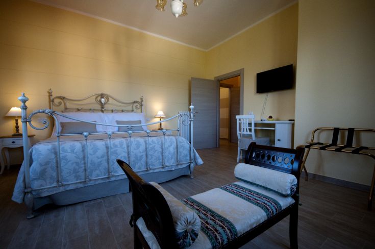 Simple bedroom with a double bed and functional furnishings.