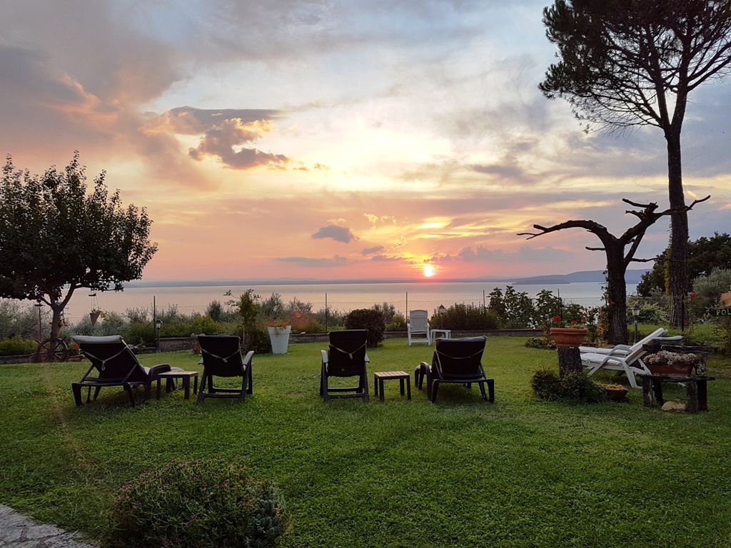 Panorama al tramonto sul Lago Trasimeno, un piacevole momento nella natura.
