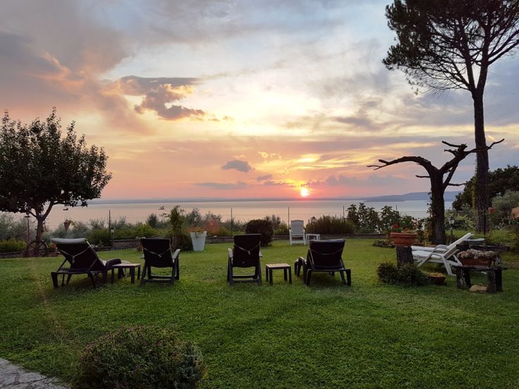 Sunset over Lake Trasimeno, a beautiful moment immersed in nature.