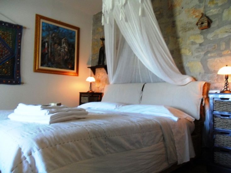 Room with a double bed and ethnic-inspired decorations, ideal for a peaceful stay.