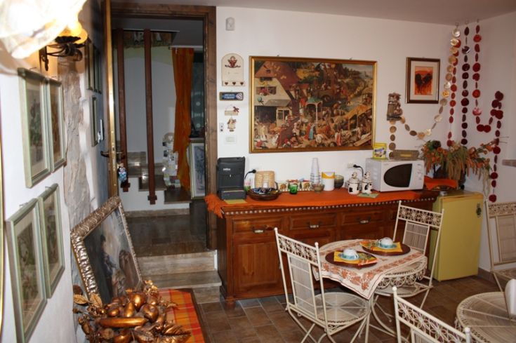 A cozy kitchen corner with a beautifully set table and decorations creating a family atmosphere.
