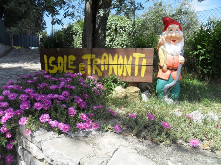 Cozy and surrounded by greenery, B&B Isole e Tramonti provides a relaxing and natural environment. Perfect for peaceful moments.