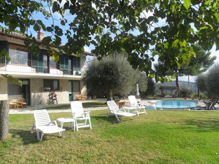 A cozy B&B with a pool, surrounded by greenery and located near Lake Trasimeno, perfect for relaxation moments.