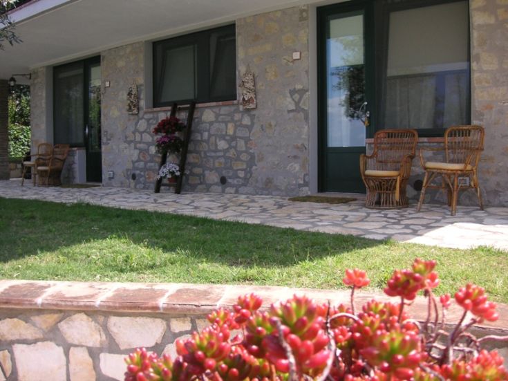 Cozy B&B surrounded by greenery, offering views of Lake Trasimeno and separate rooms.