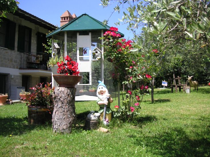 A garden with plants and flowers, resting areas, and small decorations, perfect for relaxation moments.
