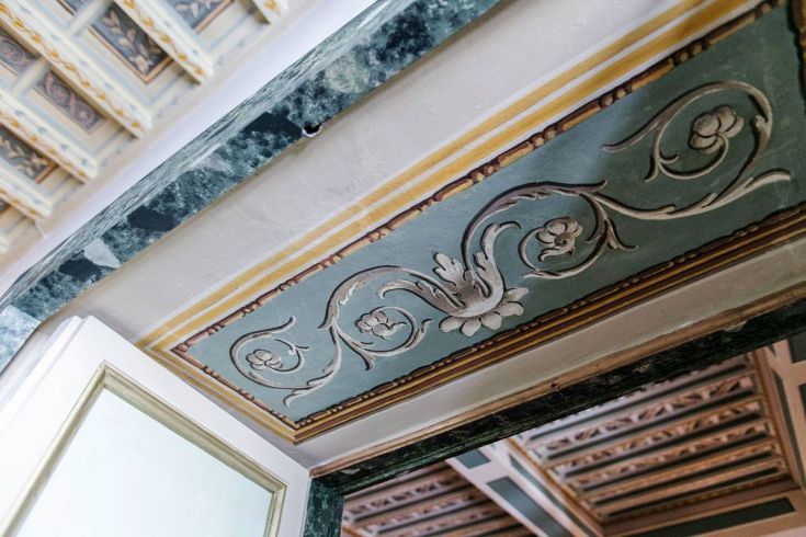 Particolari decorativi di un palazzo storico, con finiture sobrie e uno stile sobrio.