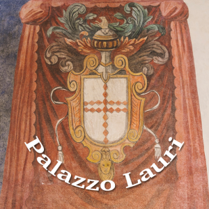 Il palazzo, risalente al XVI secolo, mostra interni pratici in un contesto storico e affascinante.