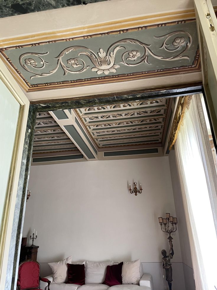 Interni di un elegante palazzo, caratterizzati da elementi decorativi che uniscono stili storici e moderni.