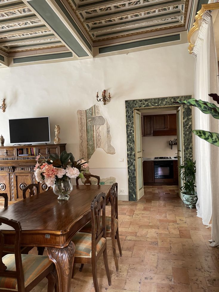 Appartamento ristrutturato in un edificio storico, luminoso e confortevole, con arredi semplici e funzionali.