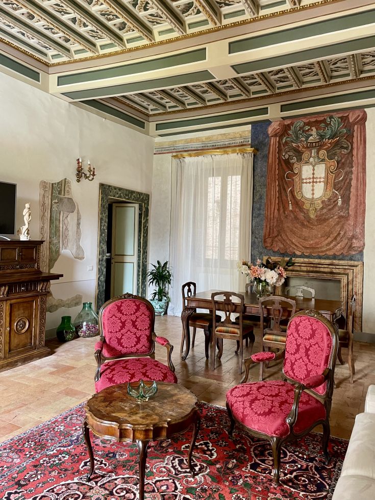 Un palazzo dallo stile tradizionale, con ambienti ampi e ben illuminati da luce naturale.