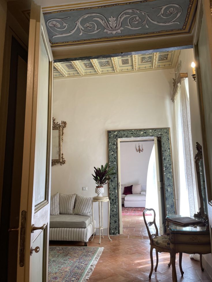 Interno di un palazzo ristrutturato, dove si alternano elementi storici e comfort moderni.