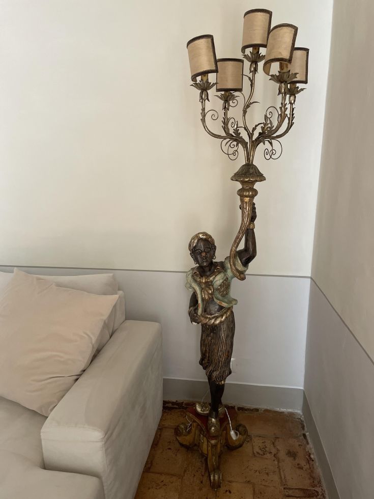 Lampadario dallo stile sobrio con un supporto decorato. Un elemento funzionale per l'illuminazione di un ambiente.