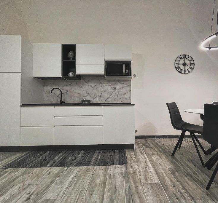 Modern kitchen with light tones and practical elements, perfect for daily use.