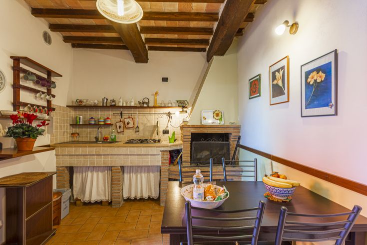 Una cucina calda e accogliente con elementi in stile rustico e decorazioni semplici.