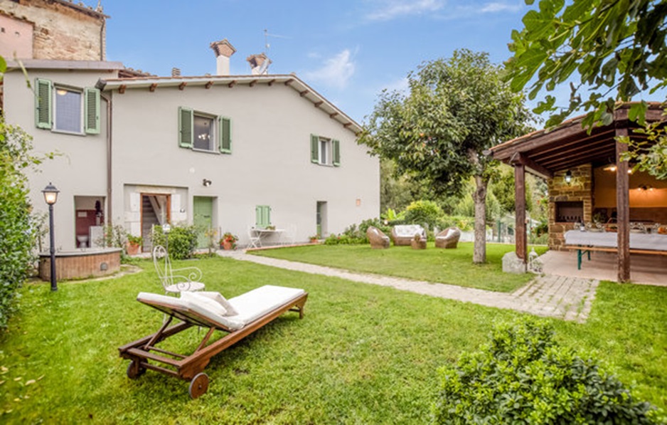Spazio accogliente immerso nel verde, dotato di giardino privato e zona cucina all'aperto. Perfetto per trascorrere momenti di tranquillità in Umbria.