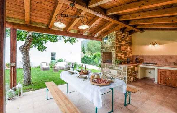 Ruhige Außenküche mit einem gepflegten Garten.