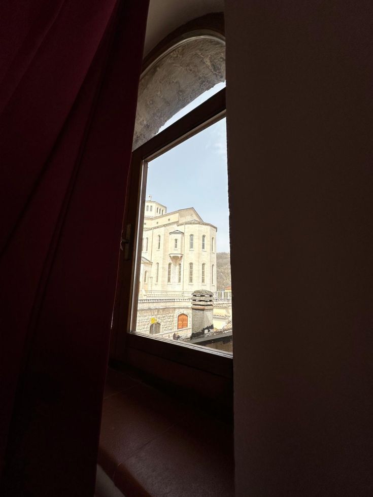 Panorama dal palazzo che si affaccia sulla Basilica di Santa Rita a Cascia, immerso nella quiete del paesaggio umbro.