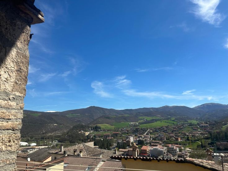 Scena di Cascia, con colline verdi e cielo sereno, perfetta per una visita tranquilla.