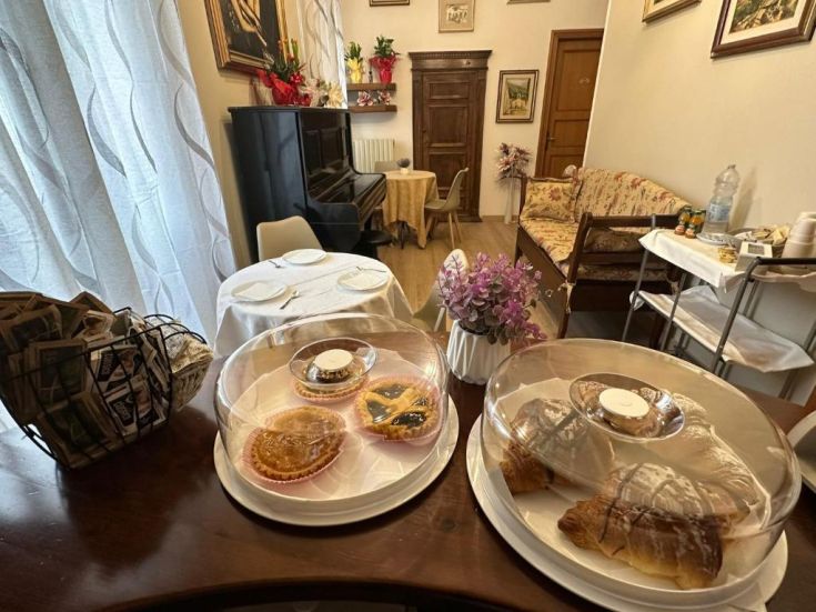 Un'area confortevole con una selezione di dolci in mostra, ideale per una pausa piacevole.