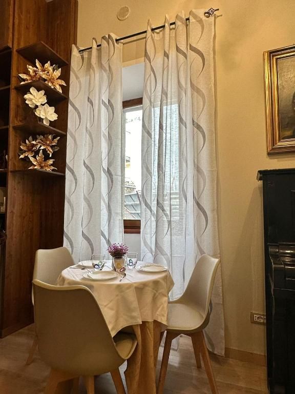 Un tavolo situato al centro di un palazzo, adatto per momenti di socialità e riposo.