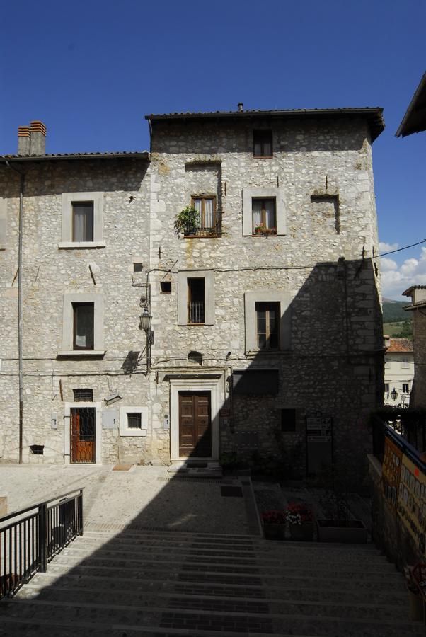 Un edificio storico in pietra, ubicato nel centro di Cascia, non lontano dalla Basilica di Santa Rita.