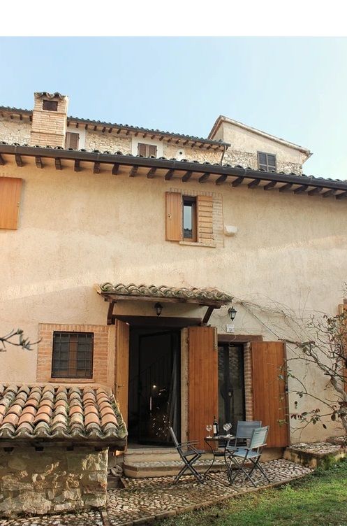 Nestled among the hills of Silvignano, this simple cottage offers a breathtaking view and a cozy atmosphere.