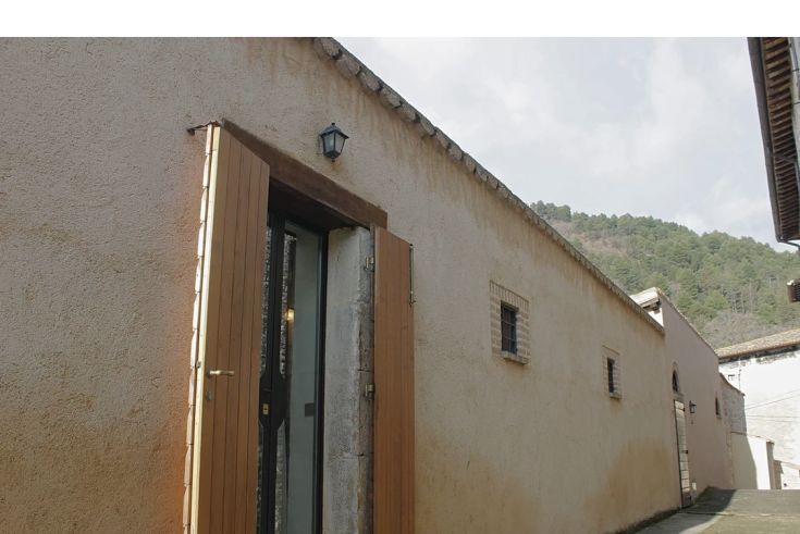 A cottage nestled among the Umbrian hills, perfect for a peaceful stay in a natural setting.