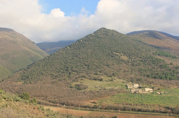 A peaceful retreat nestled in the Silvignano hills, offering a view of the Spoletina valley.