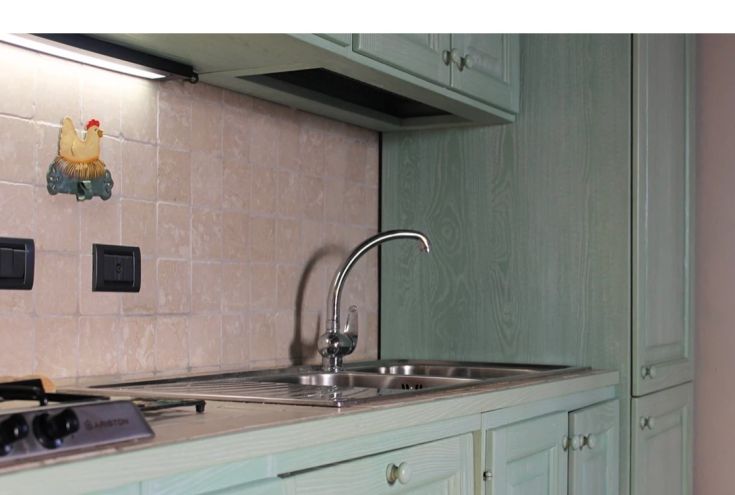 Simple rustic kitchen with handcrafted details and cozy decorations, ideal for a warm atmosphere.