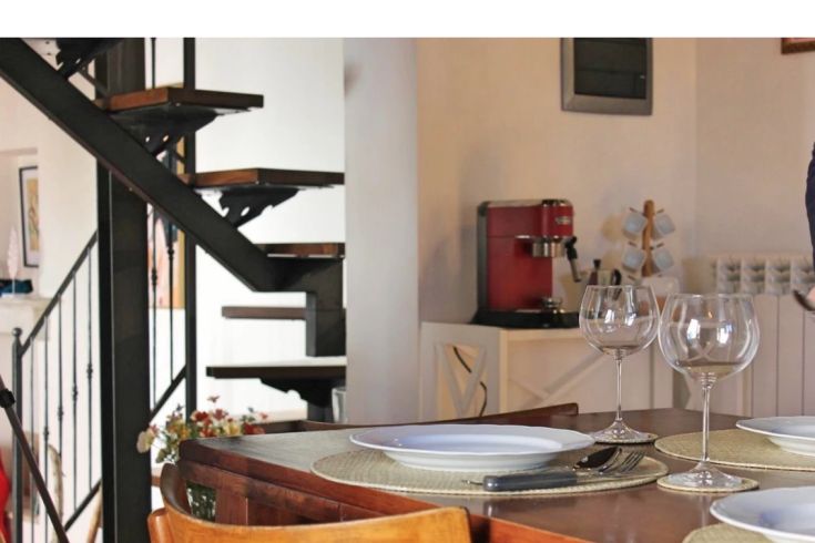 Cozy cottage kitchen in Umbria, featuring a fully equipped cooking space.